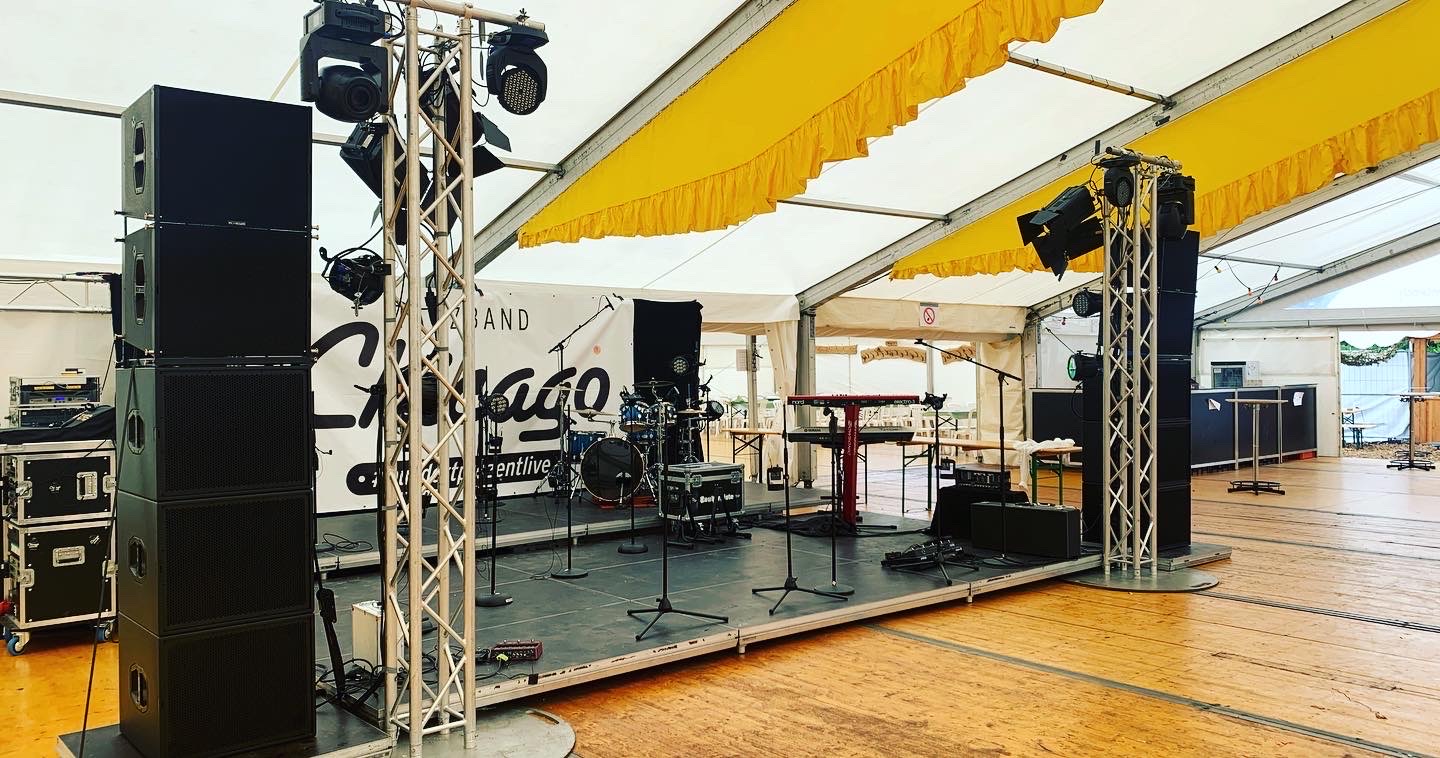 Komplette Bühne für die Tanzband Chicago bei einem kleinen Schützenfest