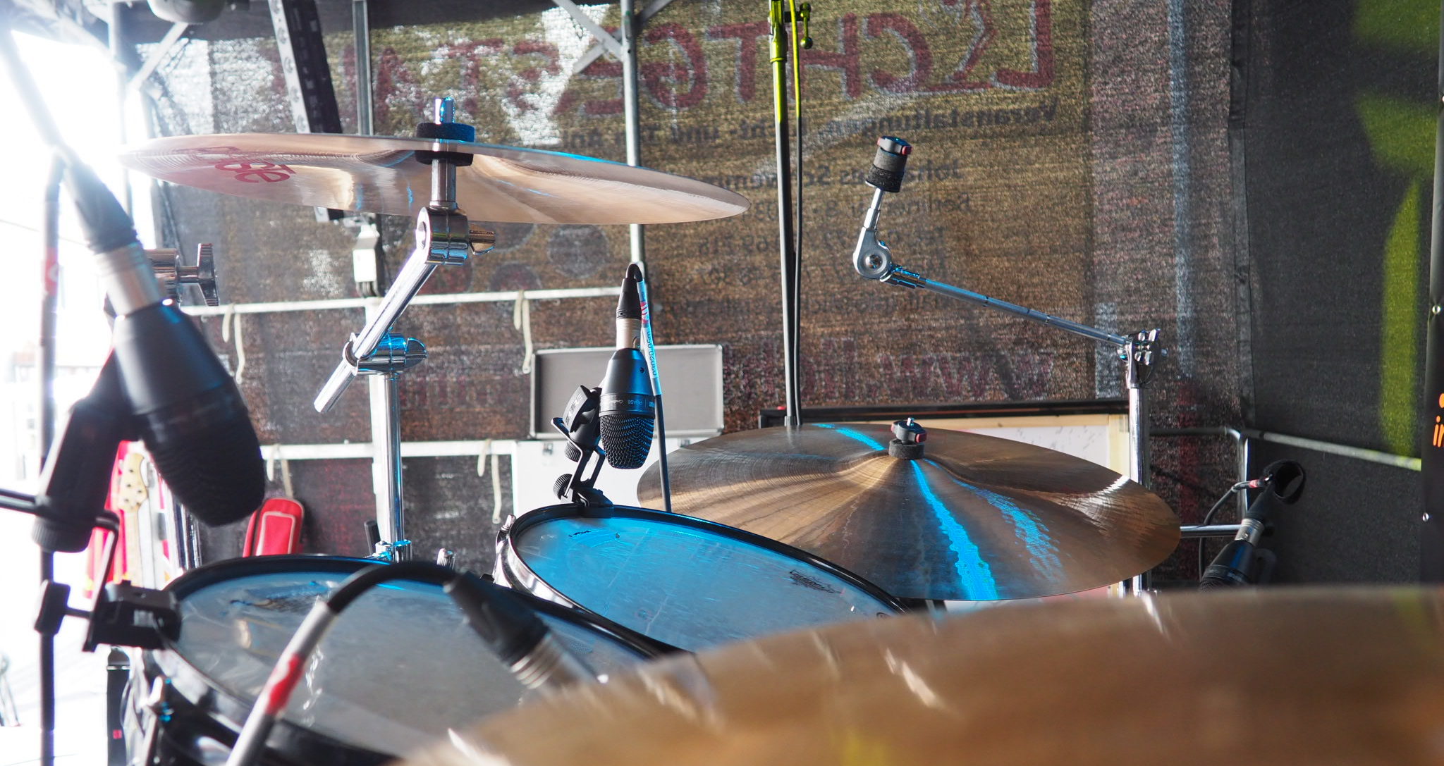 Drumset, Mikrofone für Schlagzeug auf einer Bühne für ein Stadtfest
