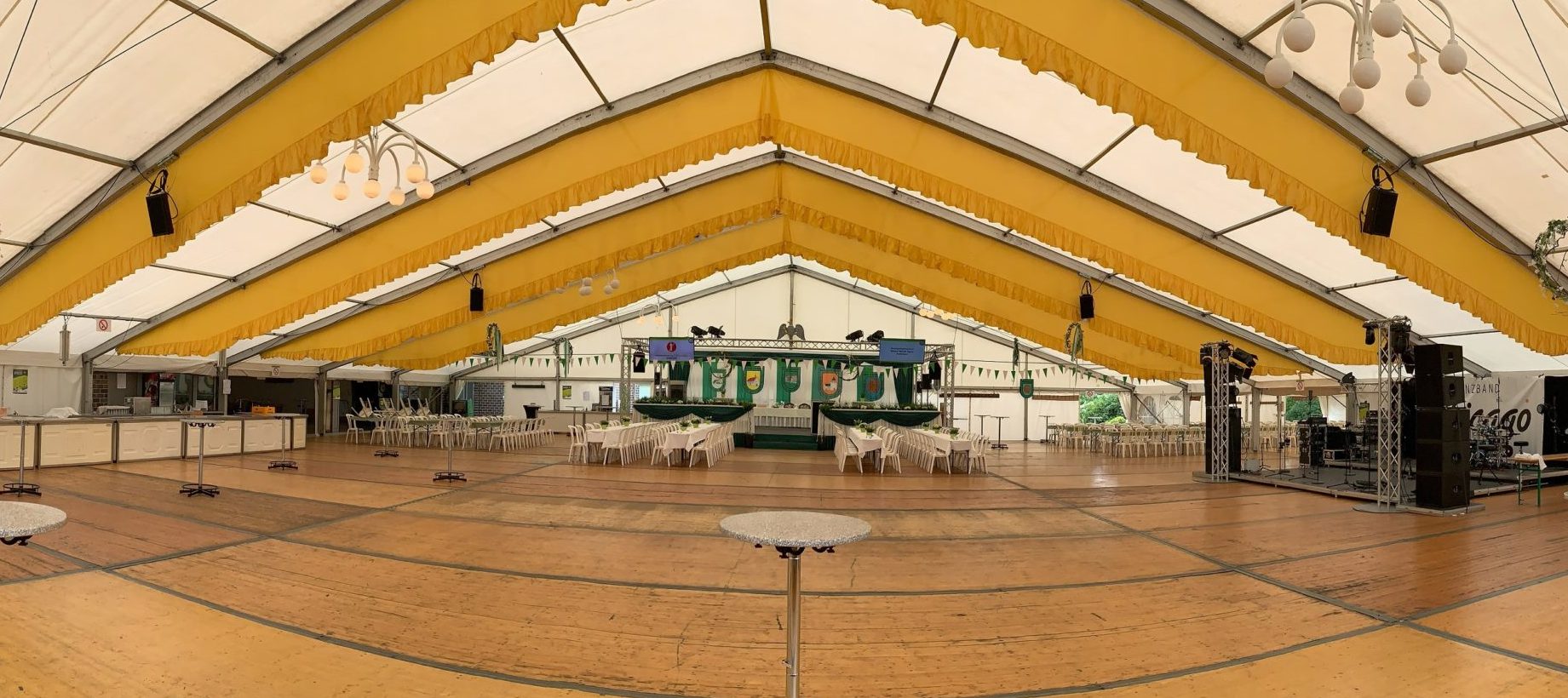 Sprachbeschallung in einem Zelt mit Delay, Mikrofon, Partybühne und Ambiente Beleuchtung