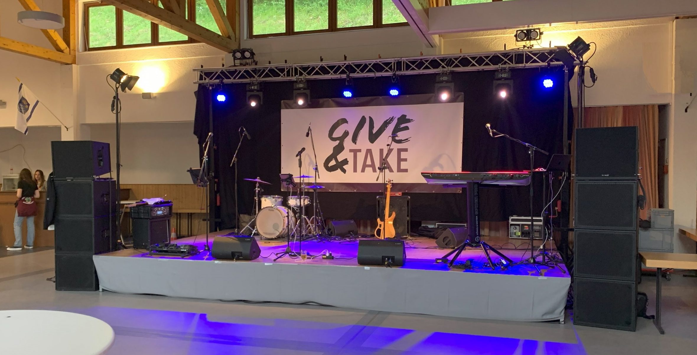 Ausstattung der Partyband Give&Take in Oberdiebach mit Licht- & Tonanlage, Traversen, Movingheads, Bühnenpodesten