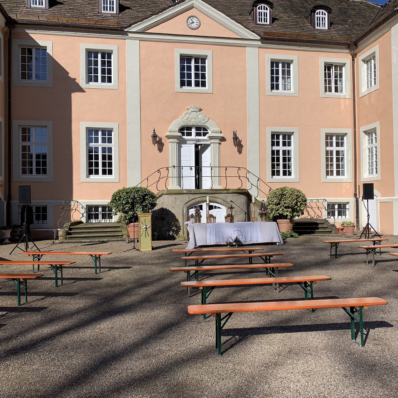 Mikrofonübertragung einer Andacht, Messe im Freien