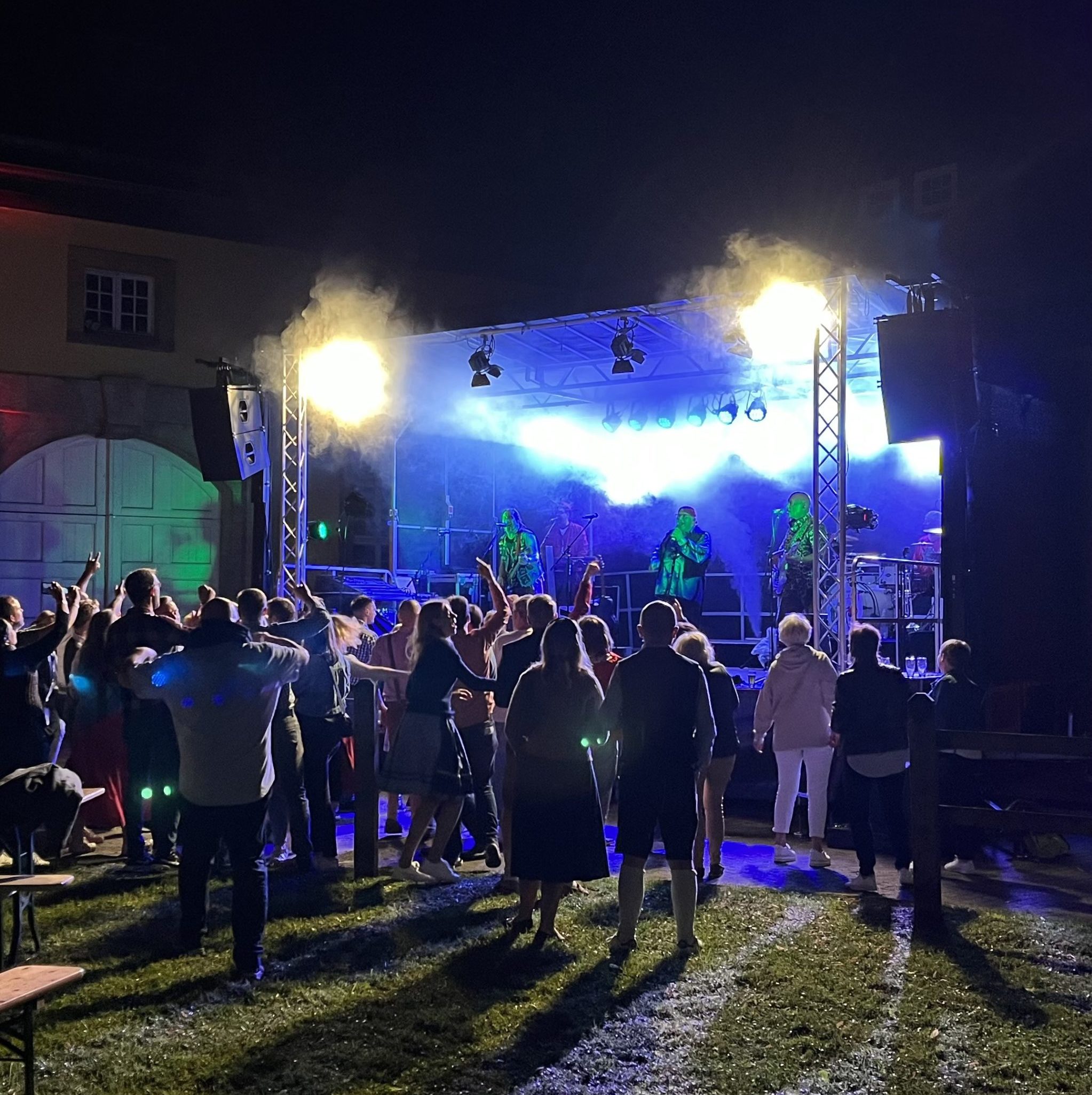 Mobil-Bühne mit kompletter technischer Ausstattung für die Münchener Zwietracht Openair bei der Brauerei Rheder