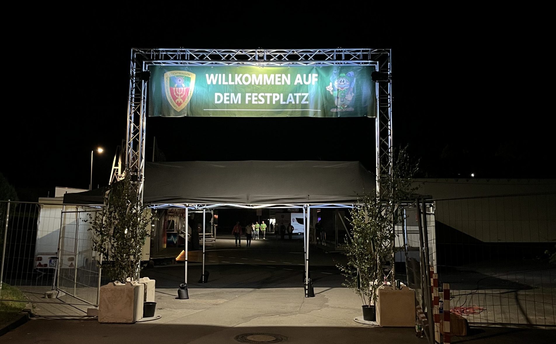 Messebau, Traversen Eingangstor zum Festplatz eines Volksfestes, Beleuchtung und Pavillon für den Einlass