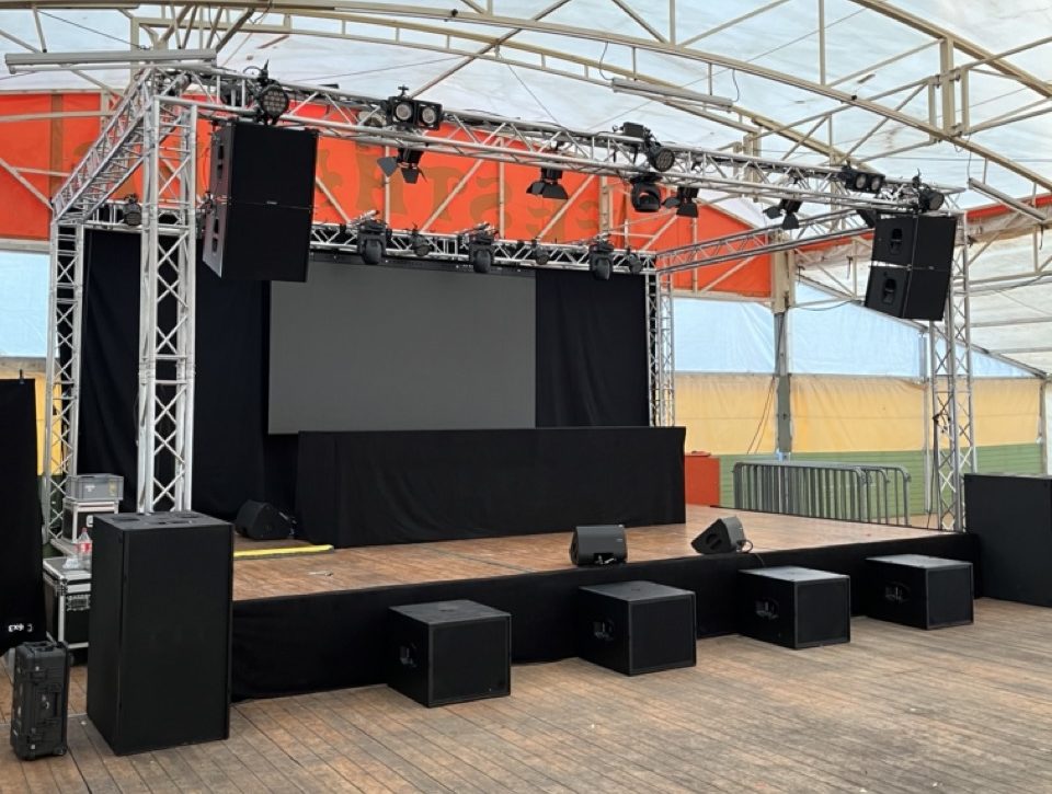 Bühne für mehrere DJ´s mit Headlines Stereoact, ausgestattet mit LED-Wall, PA-Anlage, Traversensystem und Licht