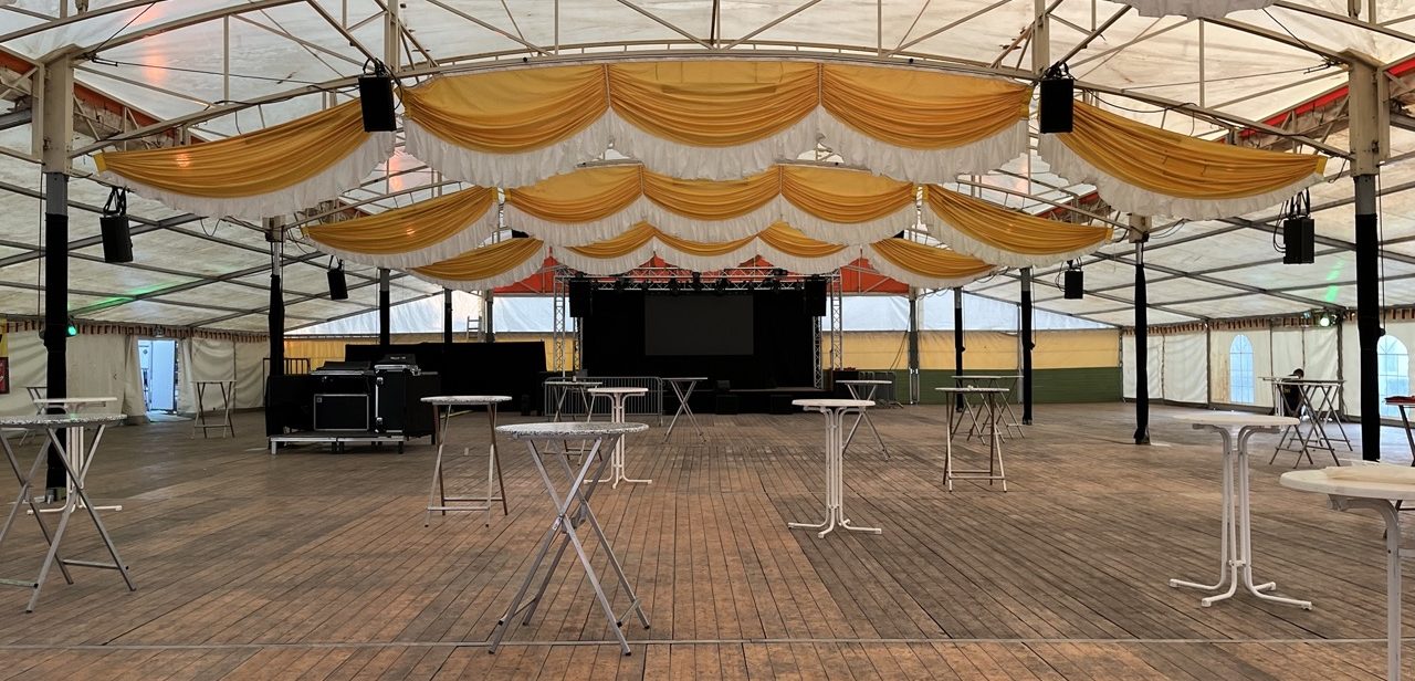 Technische Ausstattung eines Festzeltes mit LED-Wand, Bühne, Lautsprecher, Delayline, FOH, Lichtanlage, Konfetti uvm.