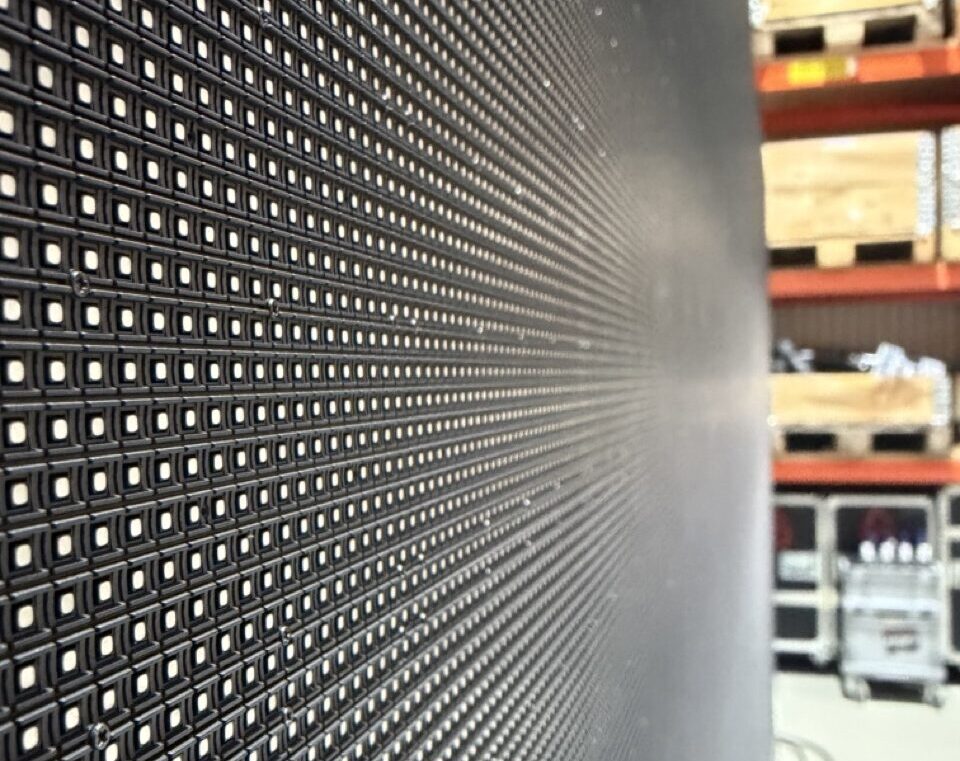 Eine LED-Wand, seitlich fotografiert, Einzelnen LEDs sind in Nahaufnahme zu sehen